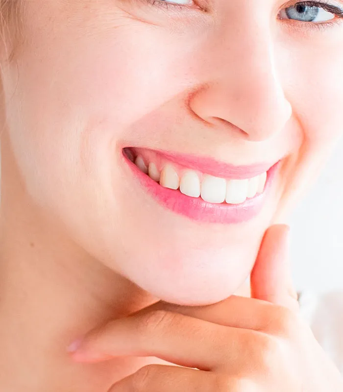 Mujer sonriendo tras un tratamiento de estética dental