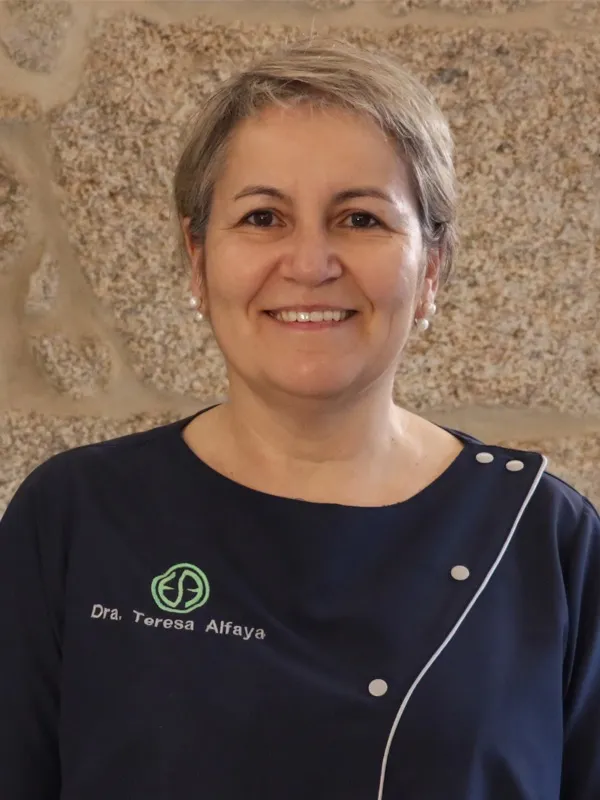 Retrato de la Dra. Teresa Alfaya, médica odontóloga de la Clínica Dental Ocampo Alfaya