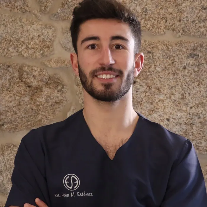 Retrato del Dr. Juan M. Estévez, odontólogo de la Clínica Dental Ocampo Alfaya
